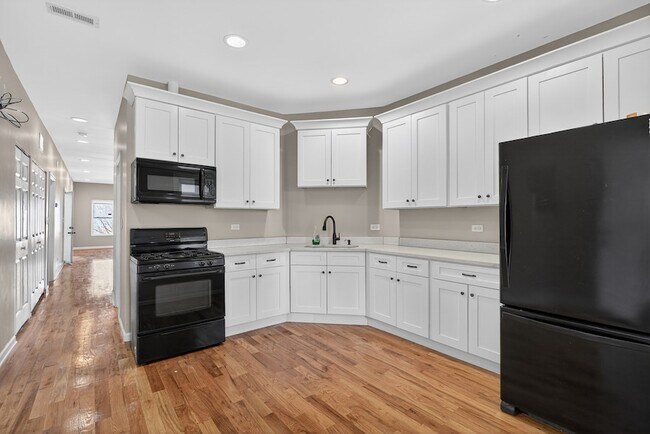 Foto del edificio - 5709 W Irving Park Rd