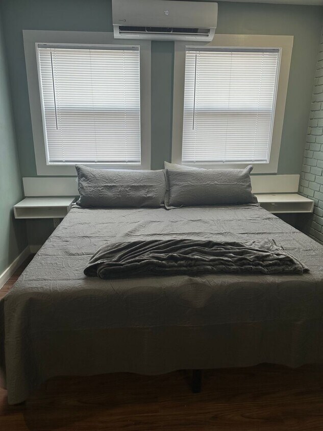 Primary Photo - Carriage House Newly Remodeled Efficiency ...