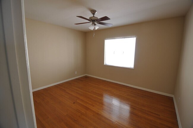 Building Photo - 11785 Laurelwood Dr