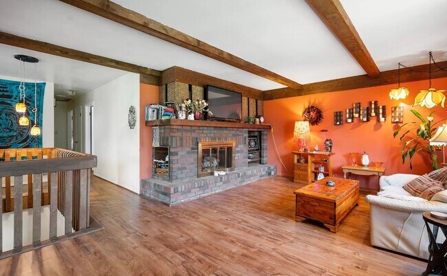 Building Photo - Spacious 4 Bedroom Home in Great Area
