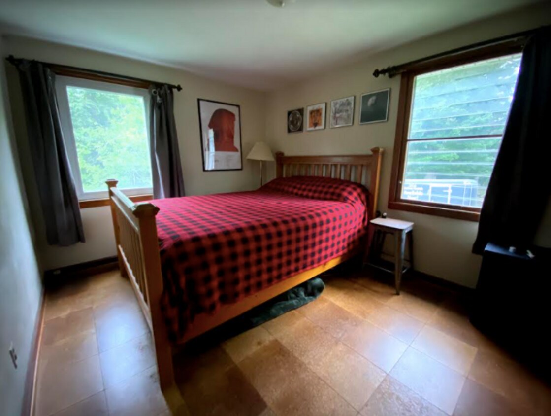 Primary Photo - "The CABIN," 3 bed, 1 bath home with huge ...
