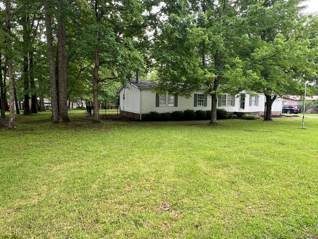 Building Photo - Cedar Lane