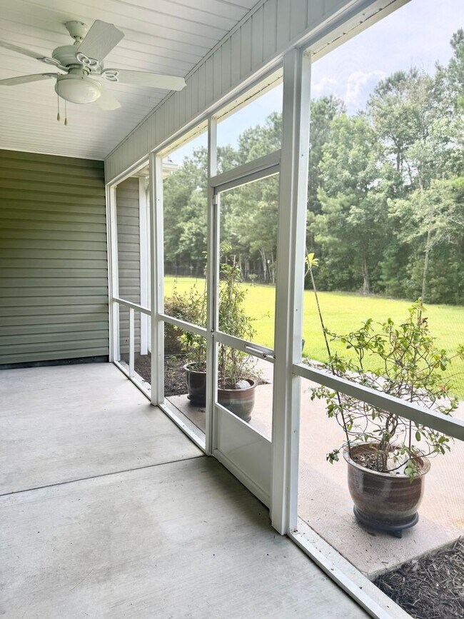 Foto del edificio - BEAUTIFUL 3 bedroom 2 bath home on a corne...