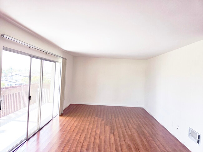 Building Photo - 6050 Canterbury Dr