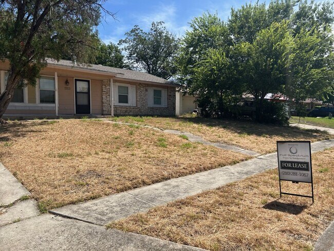 Foto del edificio - Charming 4-Bed, 2-Bath Home in Northeast S...
