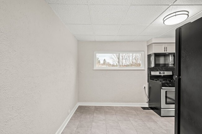 Building Photo - *$250 OFF 1ST MONTH RENT IF SIGNED BY 1/24...