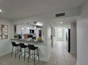 Building Photo - 310 Racquet Club Rd