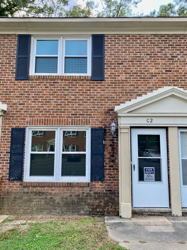 Foto principal - 305 Rountree St W
