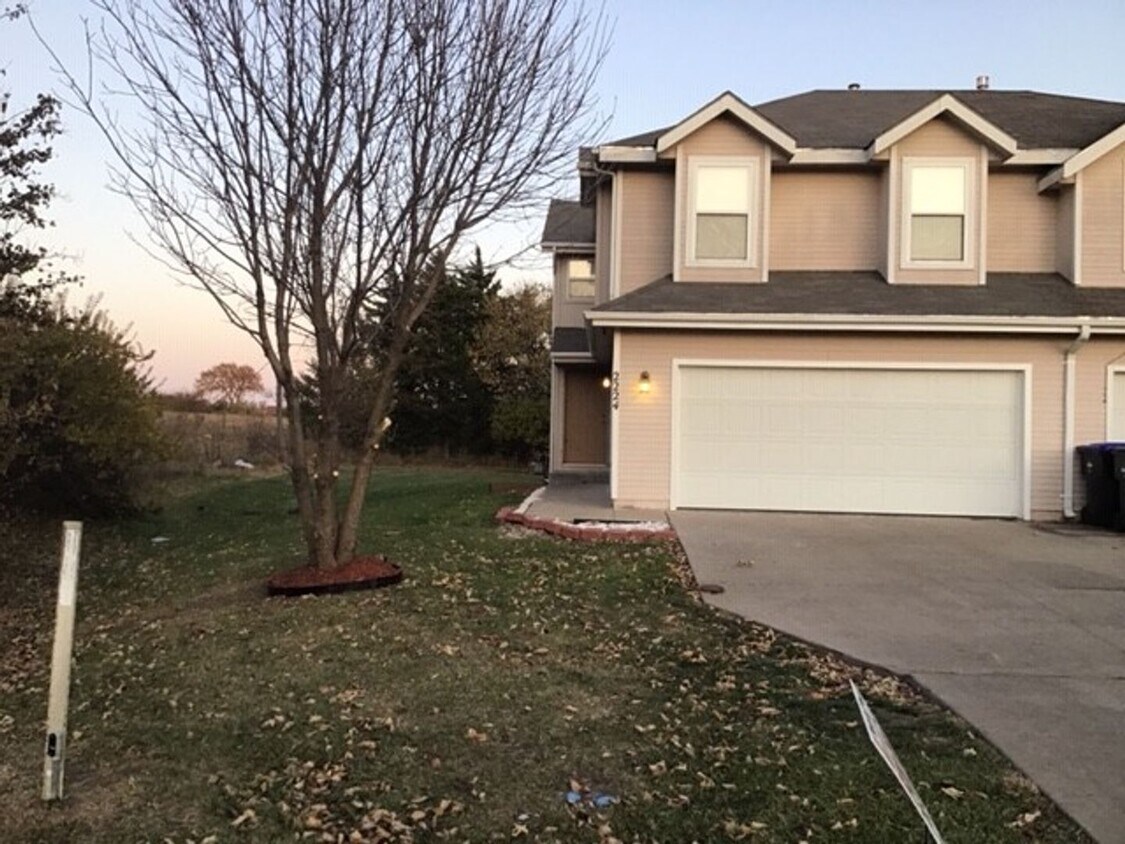 Foto principal - 3 bedroom 2.5 bth, 2car gar Washburn Rural...