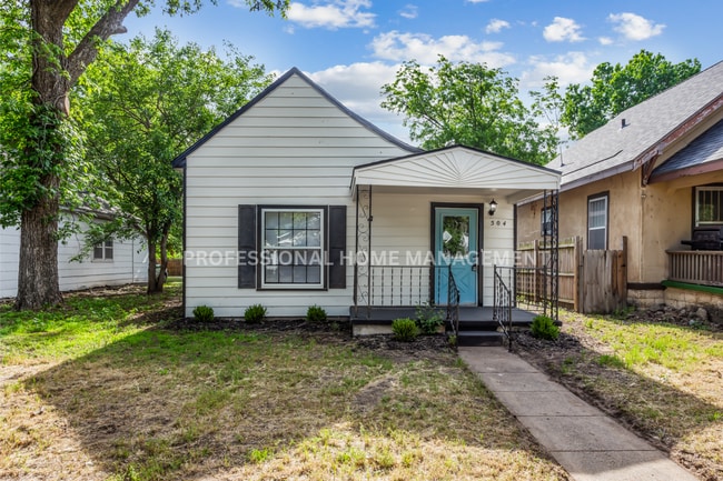 Building Photo - Open House 7/8 from 2-3PM. Beautifully upd...