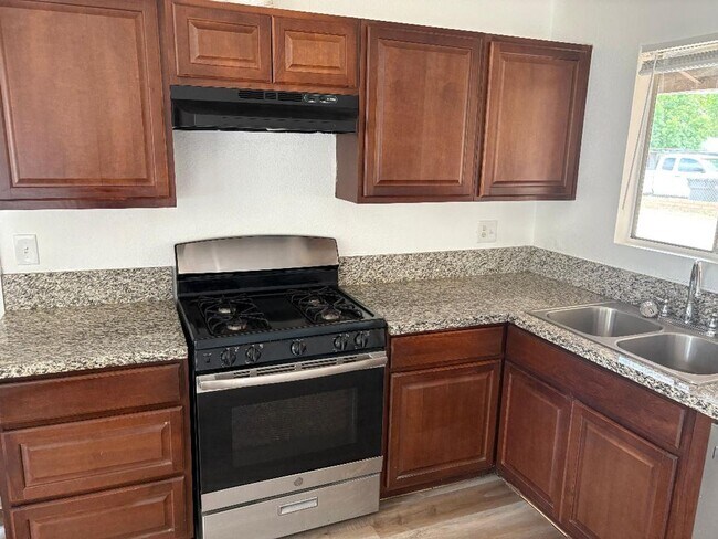 Foto del edificio - 4 BEDROOM 2 BATH HOUSE FOR RENT IN HEMET CA