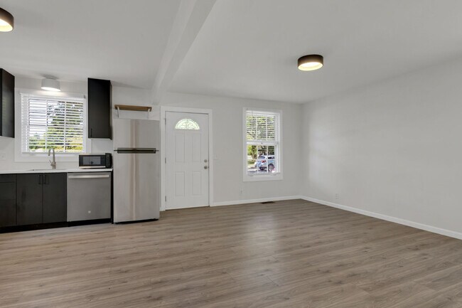 Building Photo - Renovated Duplex in Prime Walkable 12 South Location!