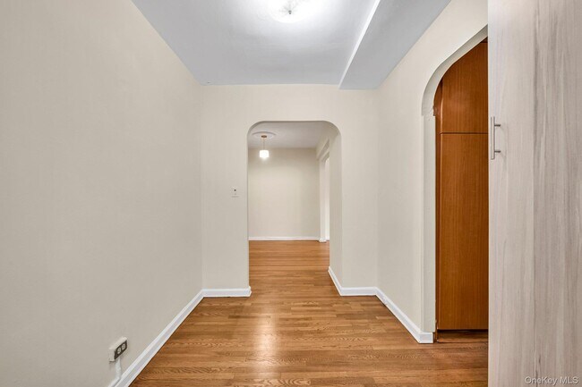 Foto del edificio - 63-60 102nd St