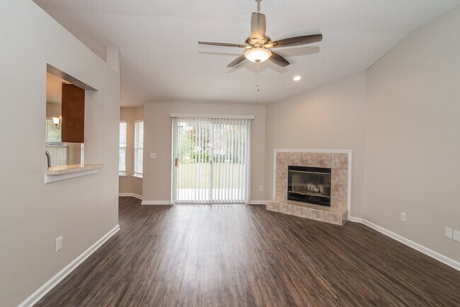 Foto del edificio - 7955 Ortega Bluff Pkwy