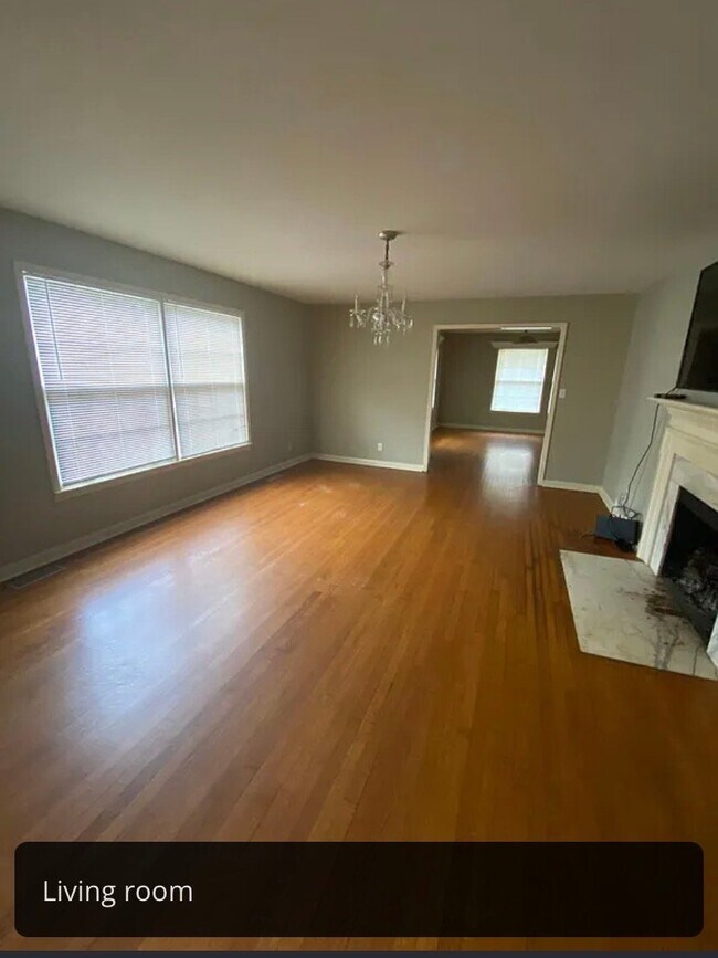Building Photo - 1402 Lowell Dr SE