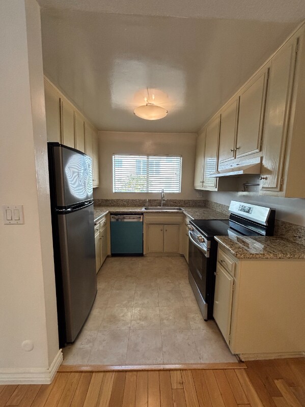 Building Photo - 2042 Beachwood Dr