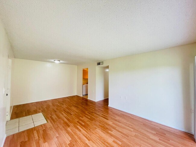 Building Photo - 1203 N Benoist Farms Rd