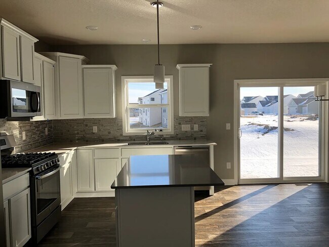 Building Photo - 4 bed house available in otsego!