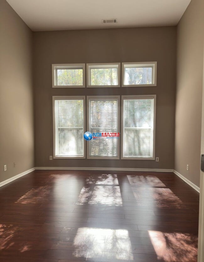 Building Photo - Large 4-bedroom house in the SECKINGER clu...