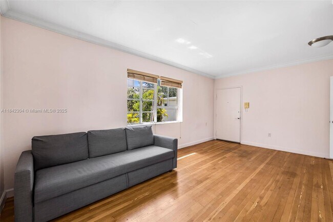 Foto del edificio - 8320 Crespi Blvd