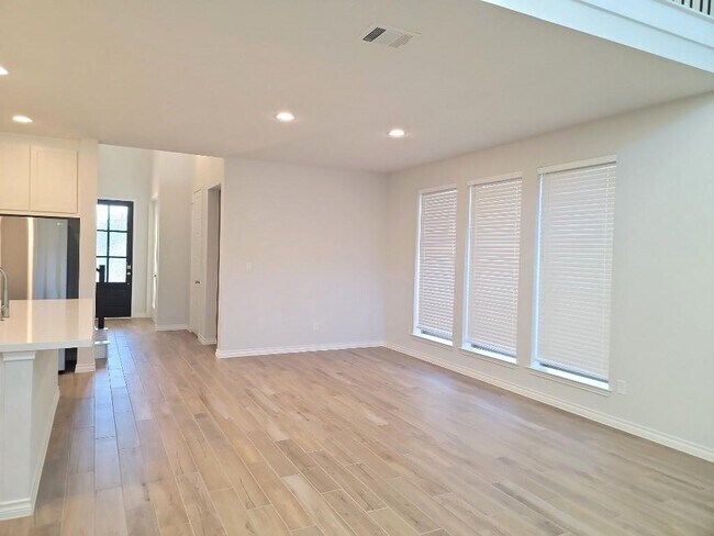 Building Photo - 528 Gerona Ct