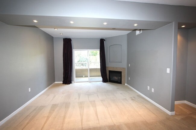 Building Photo - Light & Bright 2 bedroom 2 bathroom condo ...