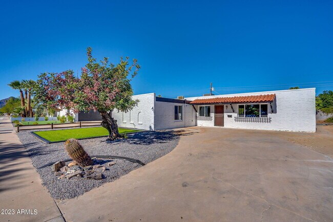 Building Photo - 8326 E Crestwood Way
