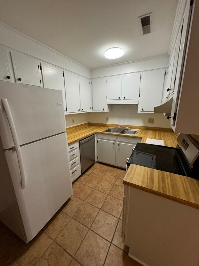 Building Photo - 801 Sandpiper Dr