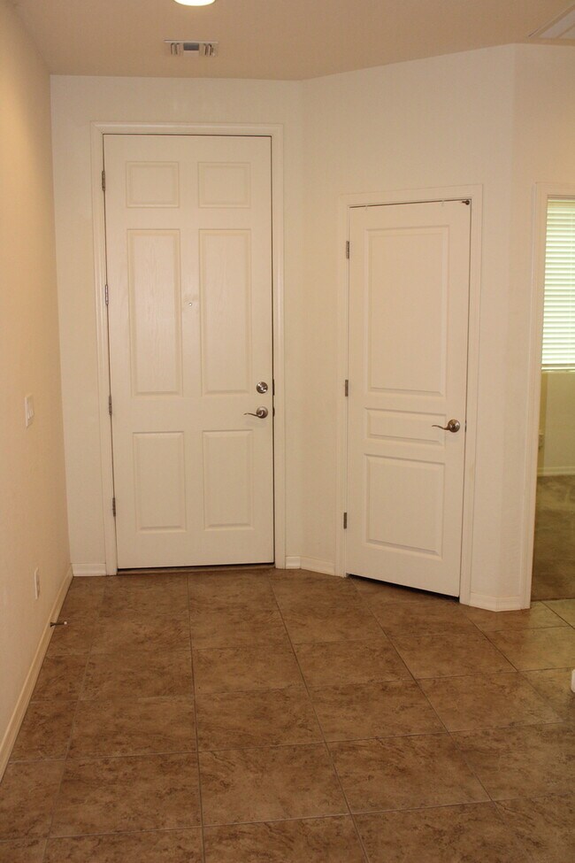 Building Photo - Nice 3 bedroom 2 bath single story home lo...