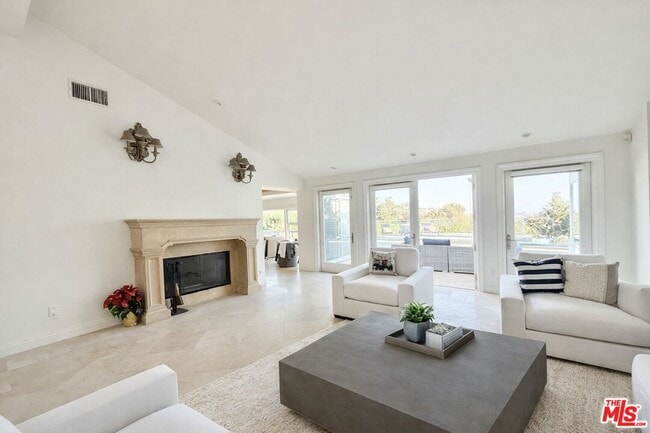 Building Photo - 1148 Las Pulgas Rd