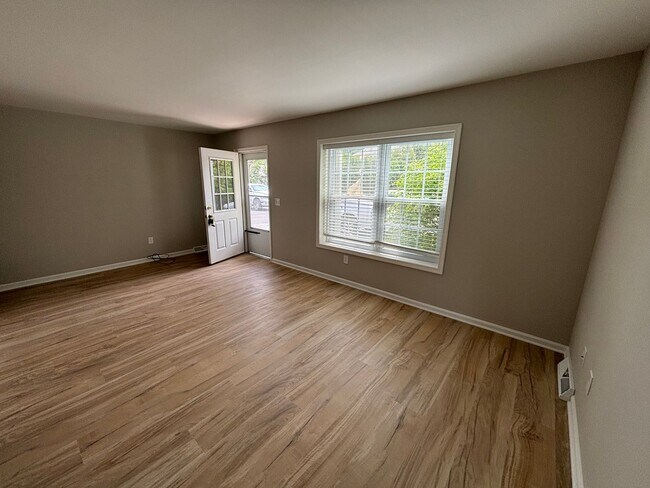 Building Photo - 3 Bedroom Townhome in Emmaus