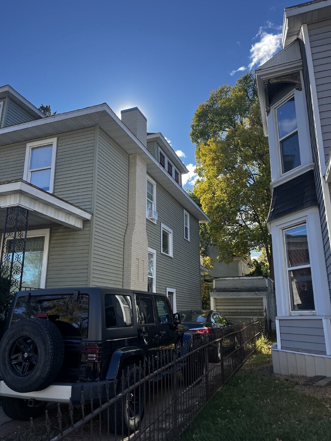 Building Photo - Cozy 4 Bed 1 Bath near UWEC!