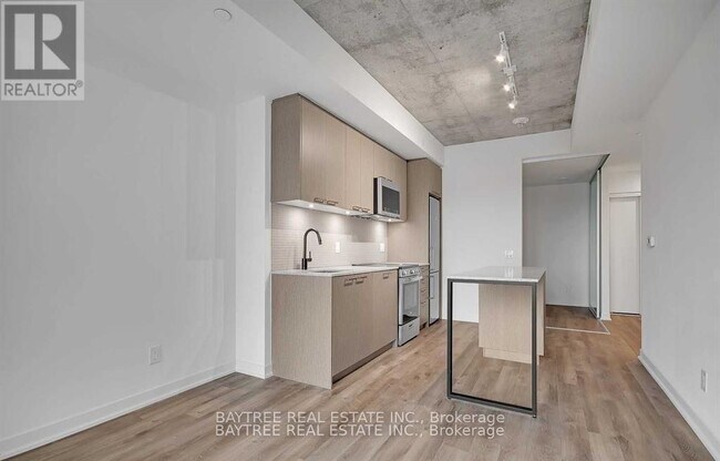 Photo du bâtiment - 1808 St Clair Ave W