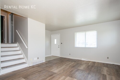Foto del edificio - 3-bed/1-bath Split Level Duplex  #804