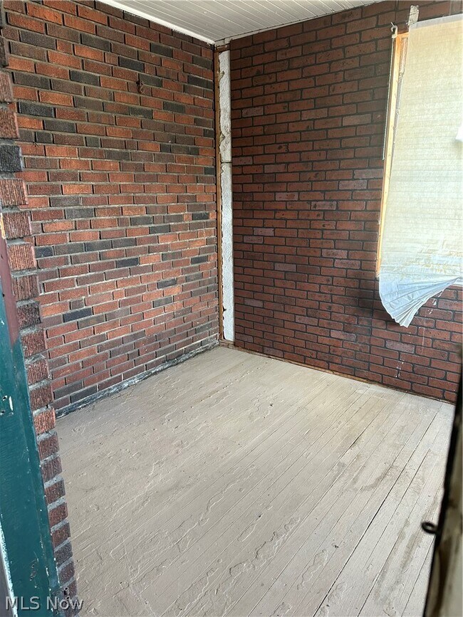 Foto del edificio - 15415 Kinsman Rd