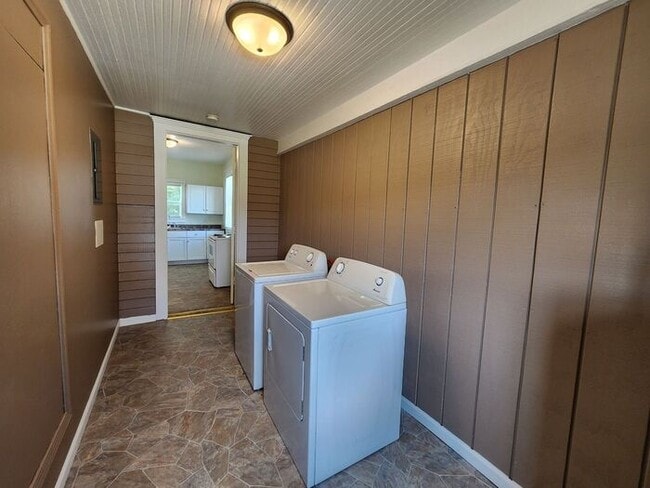 Building Photo - NOW $100 OFF! - 2 Bedroom Home in the Country
