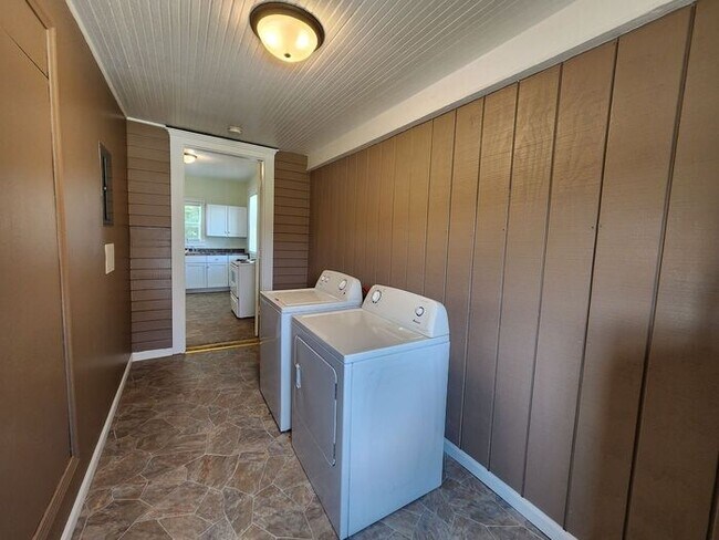 Foto del edificio - NOW $100 OFF! - 2 Bedroom Home in the Country