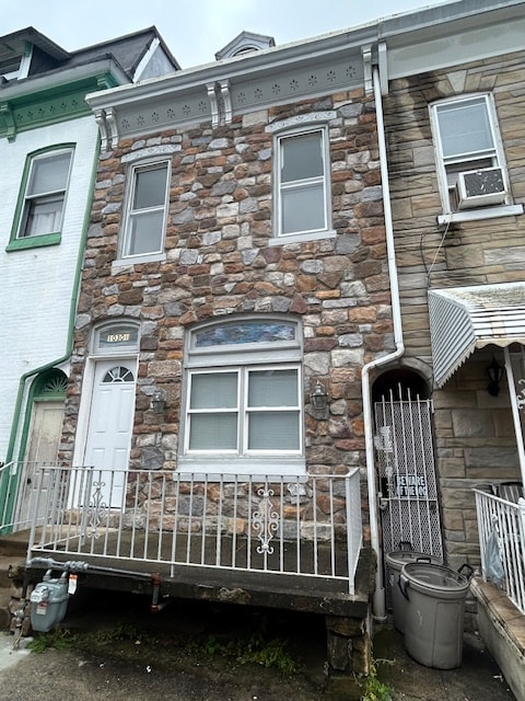 Building Photo - 1030A Elm St