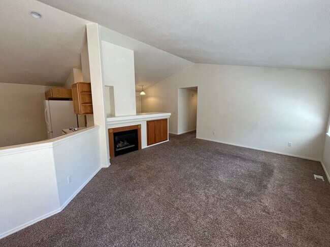 Building Photo - Cozy SE Bend 3 Bed/2 Bath Home on Large Co...
