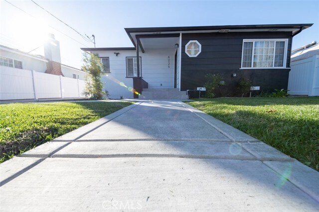 Foto principal - 6225 Noble Ave