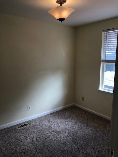 Building Photo - Beautiful 3 Bedroom, 1.5 Bath Townhome Available now!