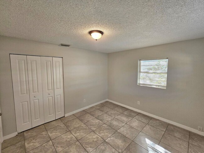 Foto del edificio - 2584 Seneca Ave