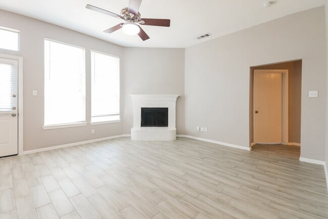 Building Photo - 2504 Castle Ridge Dr