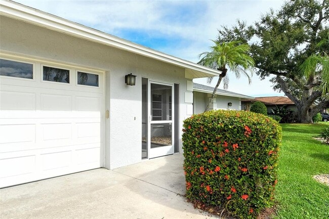 Building Photo - 6722 Roxbury Dr