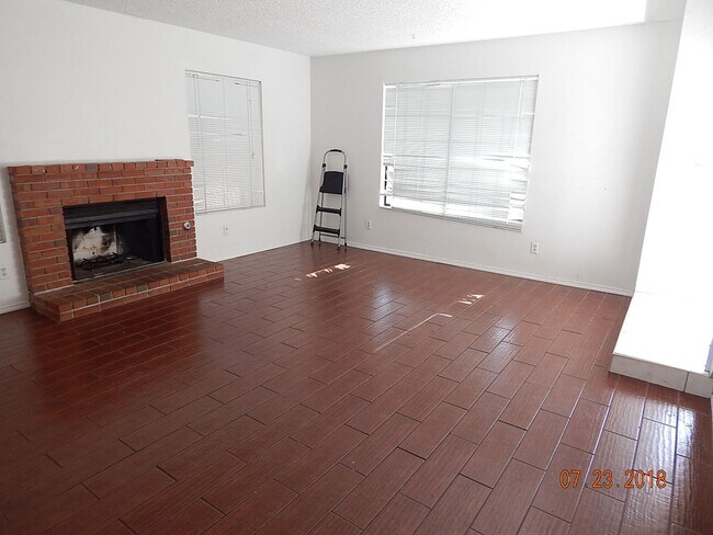 Foto del edificio - Beautiful Large 3 Bedroom PLUS Loft Near S...