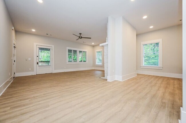 Building Photo - 616 Linwood Ave NE
