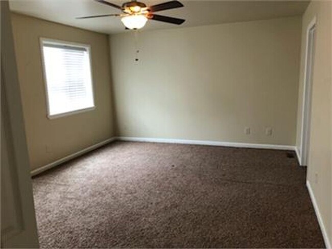 Building Photo - 3 Bedroom 2.5 Bath Townhome behind Costco!