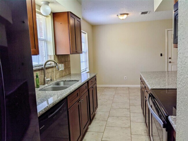 Building Photo - 350 Sandy Ridge Dr