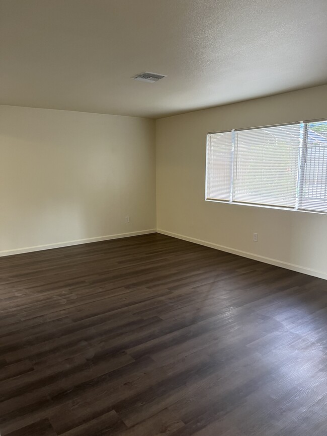 Building Photo - 1020 S Farber Ave