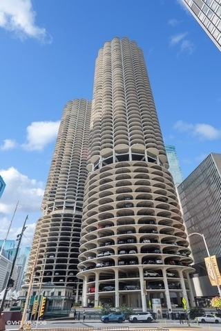 Foto del edificio - 300 N State St